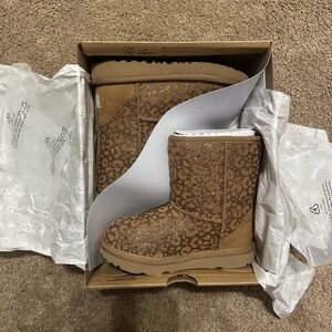 UGG | Classic II Glitter Leopard Chestnut Boots Size 11 Toddler Girl